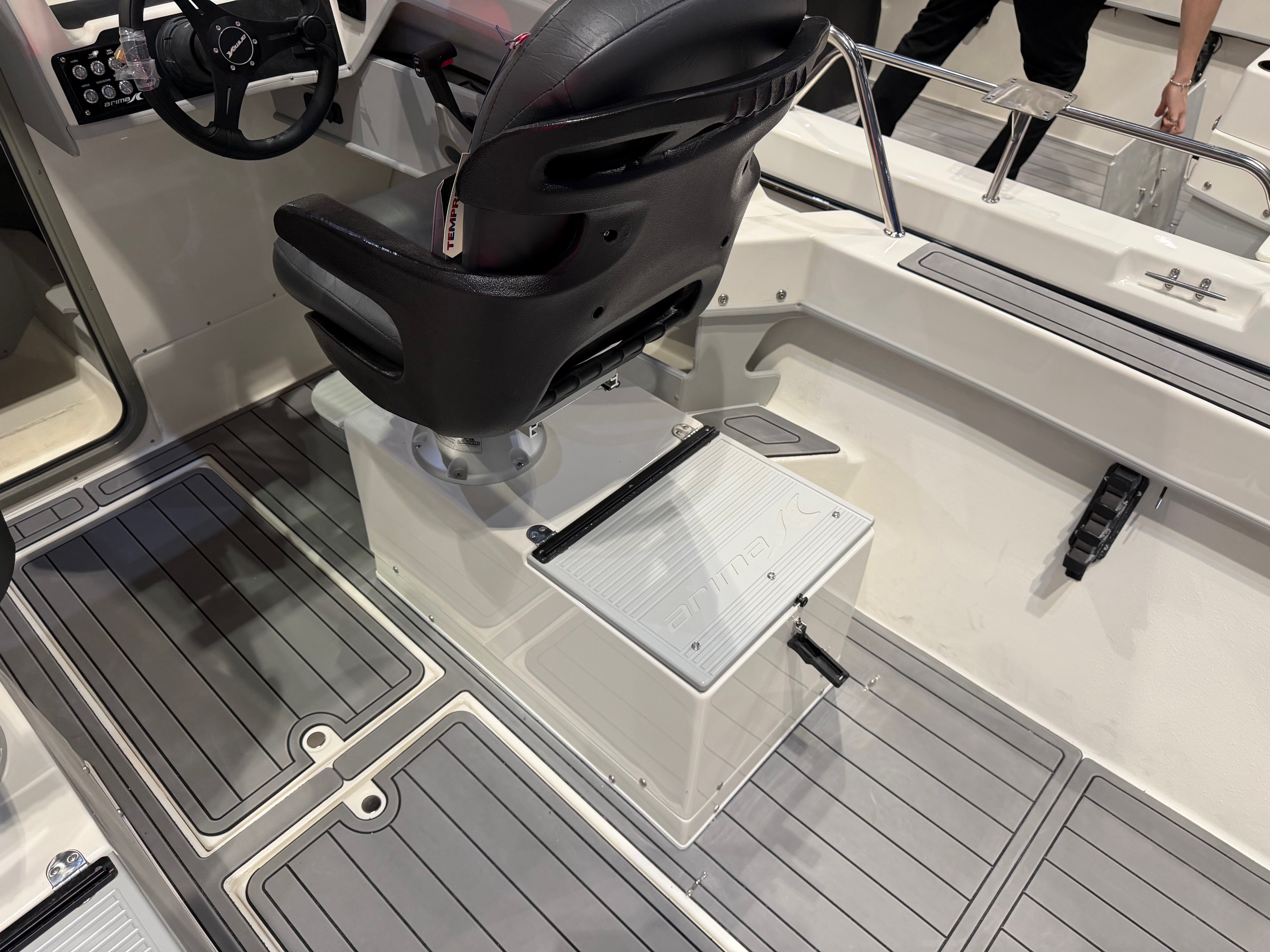 19 Sea Chaser Yellowtail Edition interior