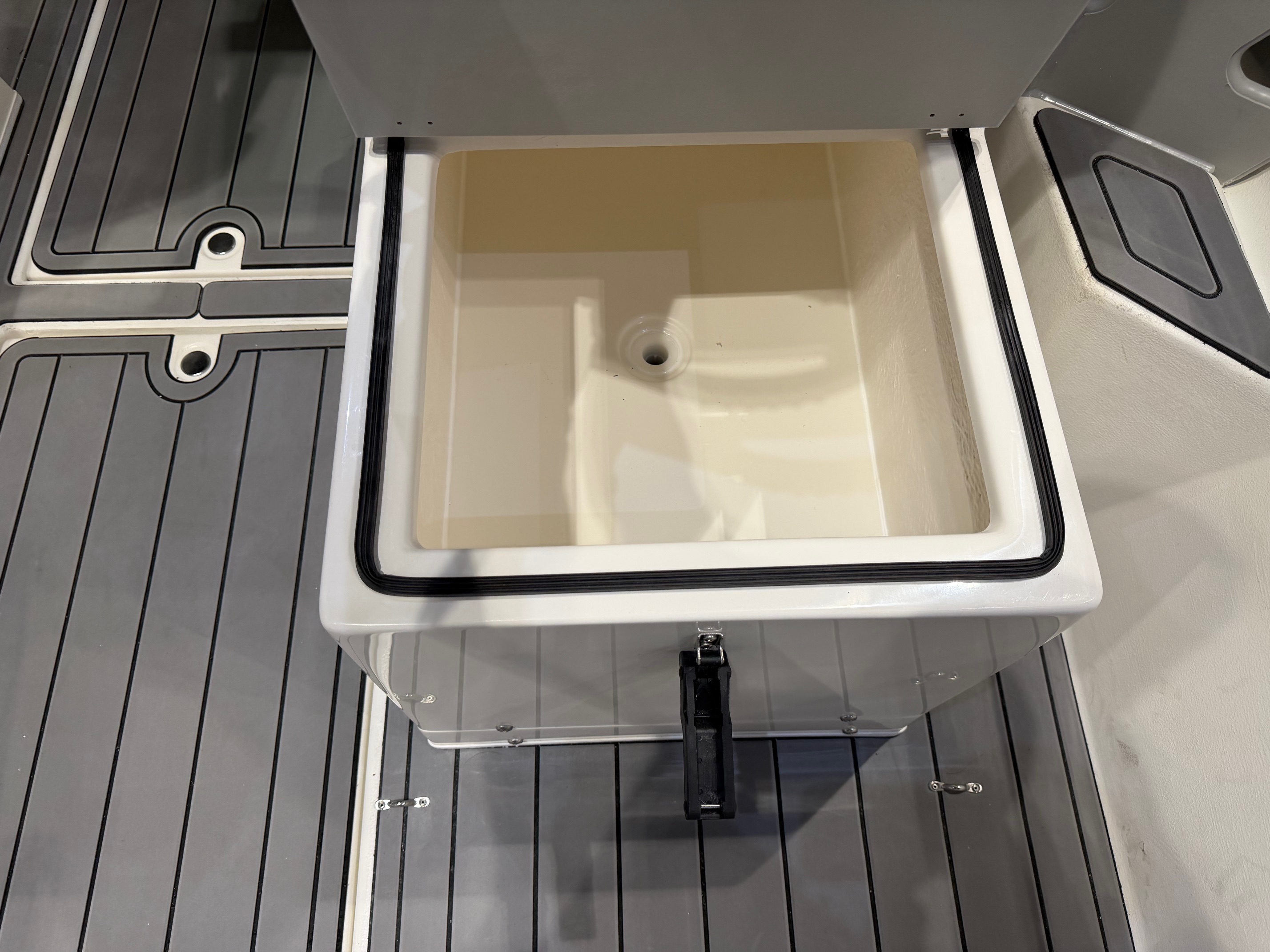 Sea Ranger 19 interior