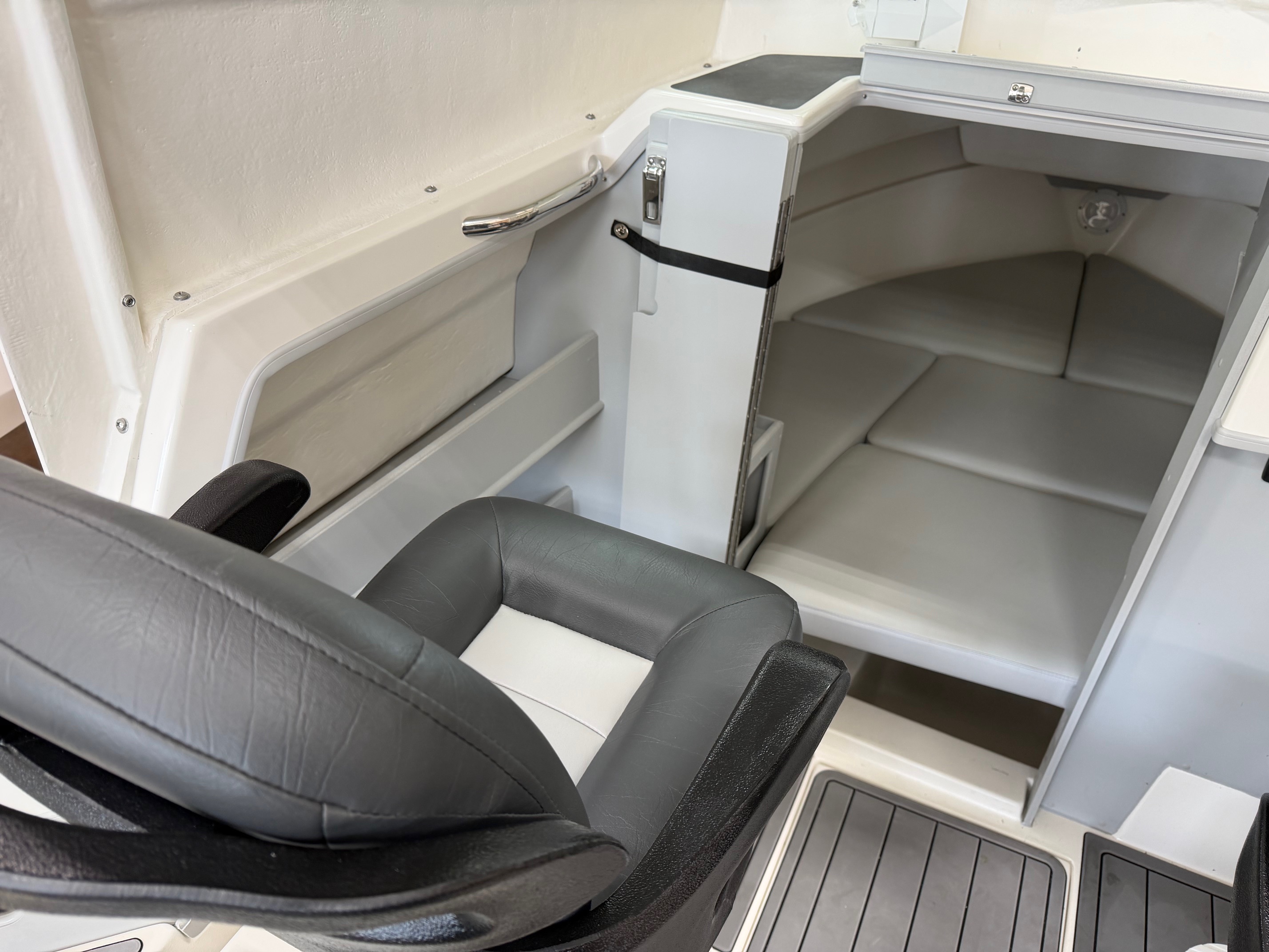 Sea Ranger 21 interior